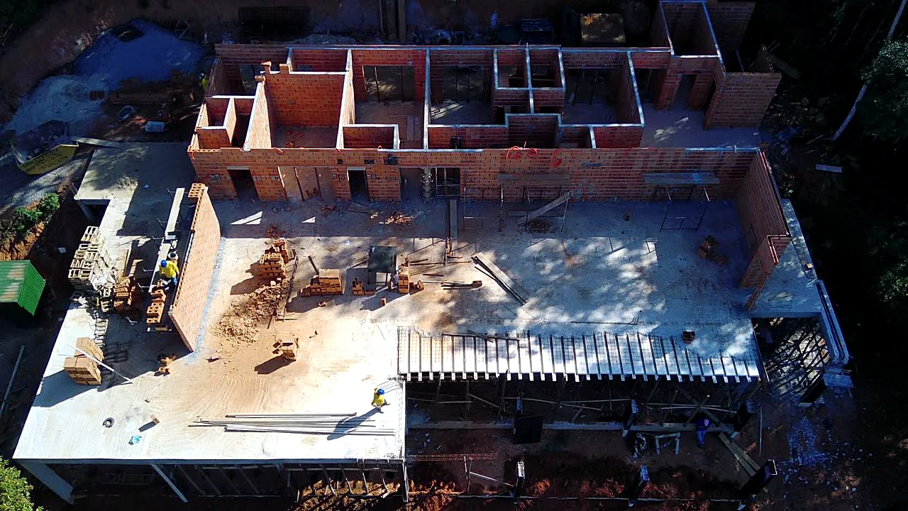 Vista aérea da alvenaria em elevação com compartimentação conforme pro Vista aérea da alvenaria em elevação com compartimentação conforme projeto