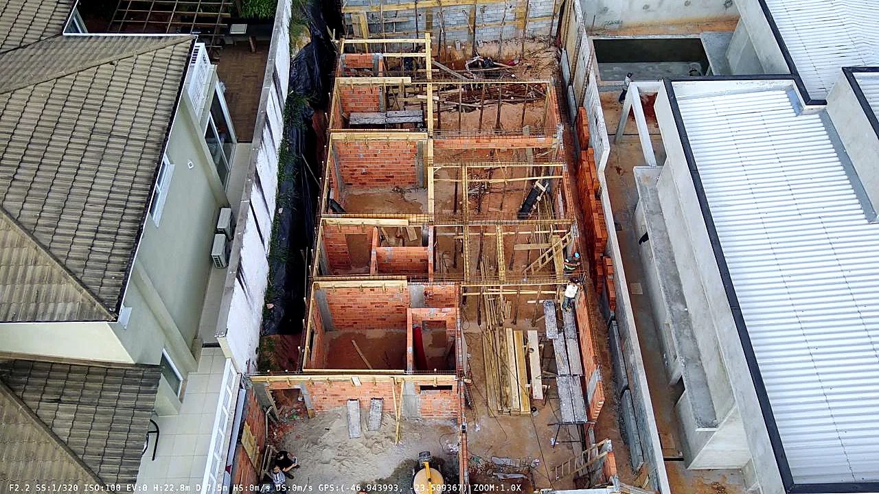 Obra urbana executada entre divisas, com imóveis lindeiros registrados em vistoria cautelar