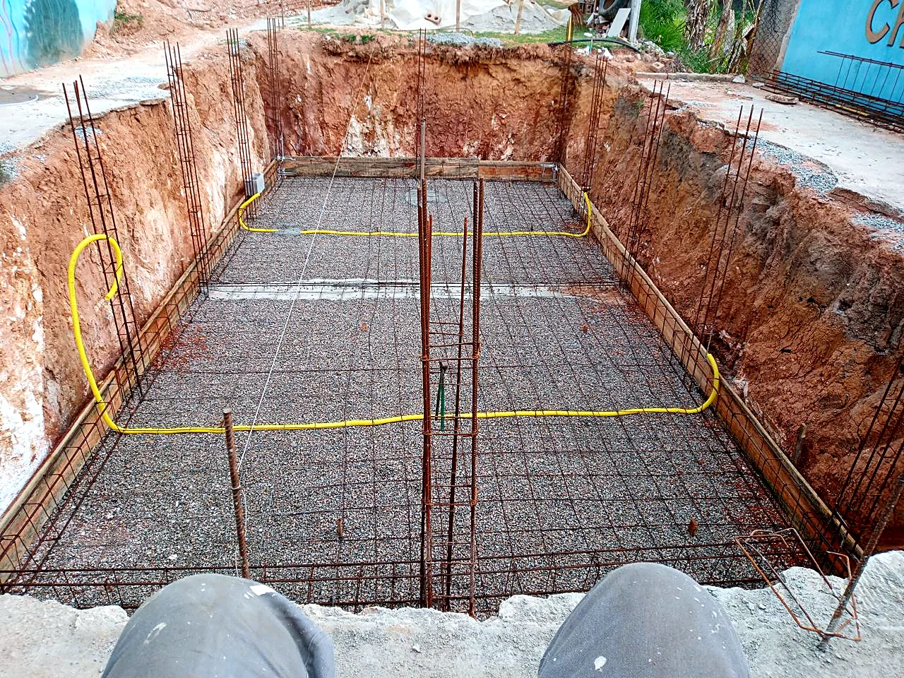 Armação de piscina em concreto armado com ferragem e hidráulica posici Armação de piscina em concreto armado com ferragem e hidráulica posicionadas