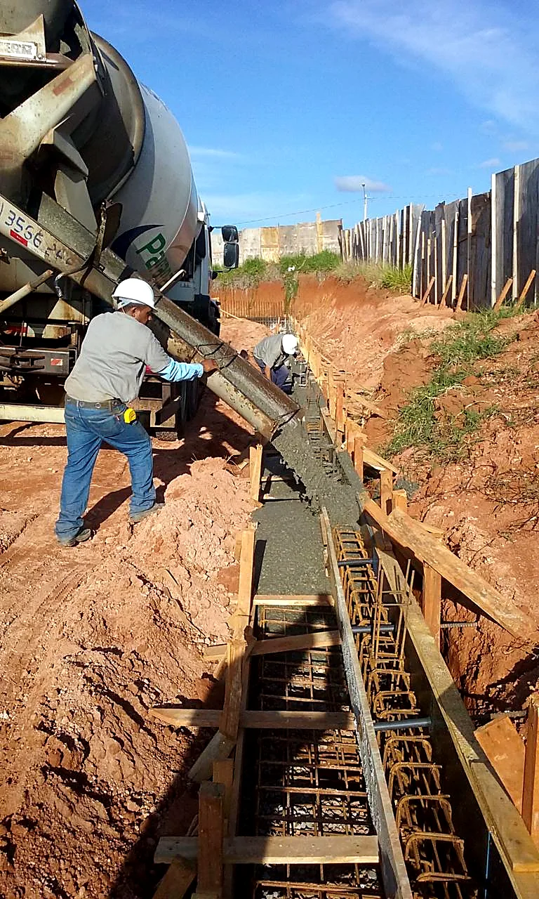 Concretagem de viga baldrame com lançamento direto por calha do caminh Concretagem de viga baldrame com lançamento direto por calha do caminhão betoneira