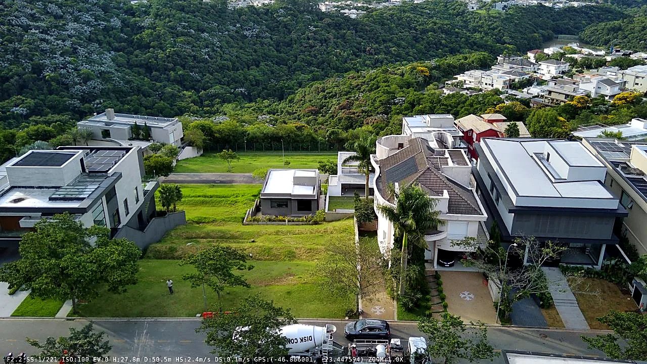 Vista aérea de condomínio residencial com quatro torres submetido a inspeção predial