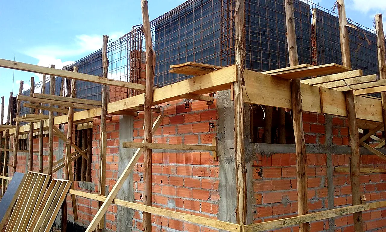 Escoramento de viga perimetral e alvenaria estrutural em obra pública Escoramento de viga perimetral e alvenaria estrutural em obra pública