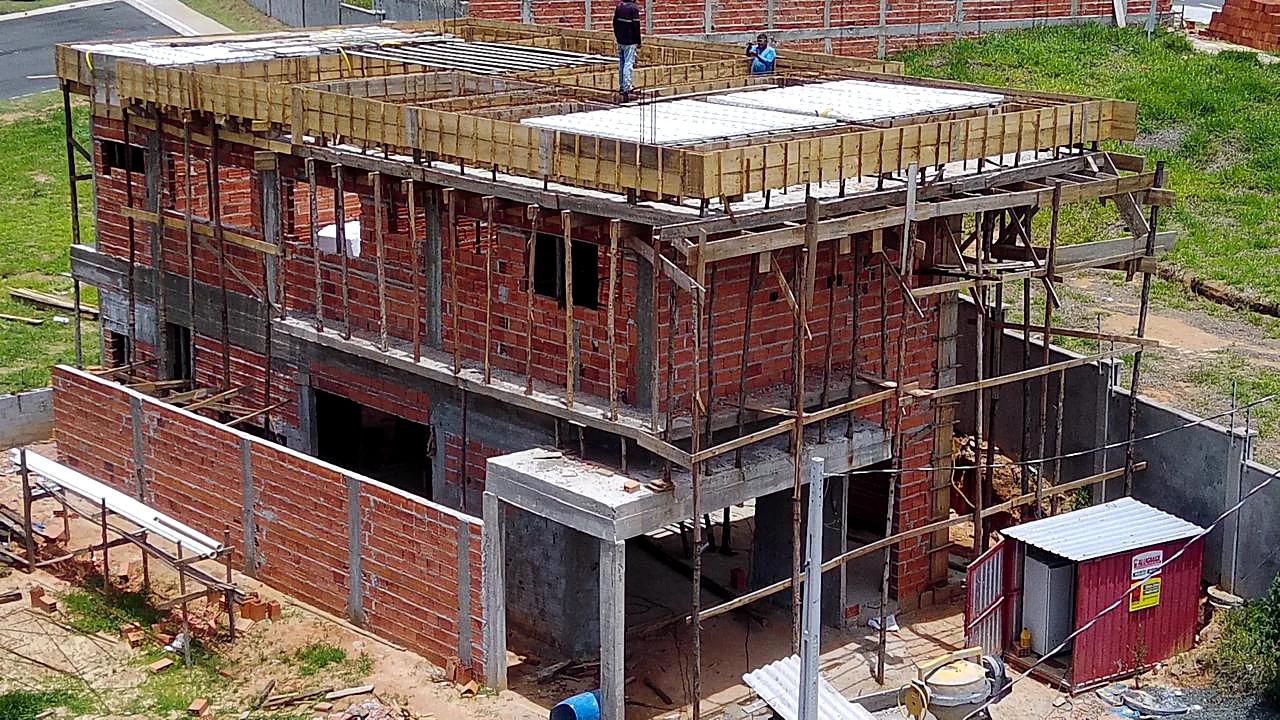 Estrutura de dois pavimentos com andaimes e alvenaria em execução Estrutura de dois pavimentos com andaimes e alvenaria em execução