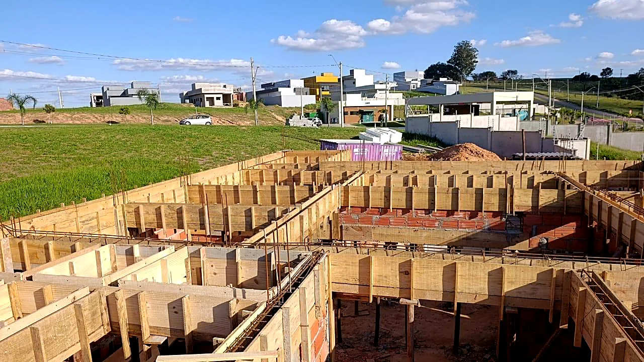 Formas de madeira para blocos de fundação e vigas baldrame antes da co Formas de madeira para blocos de fundação e vigas baldrame antes da concretagem