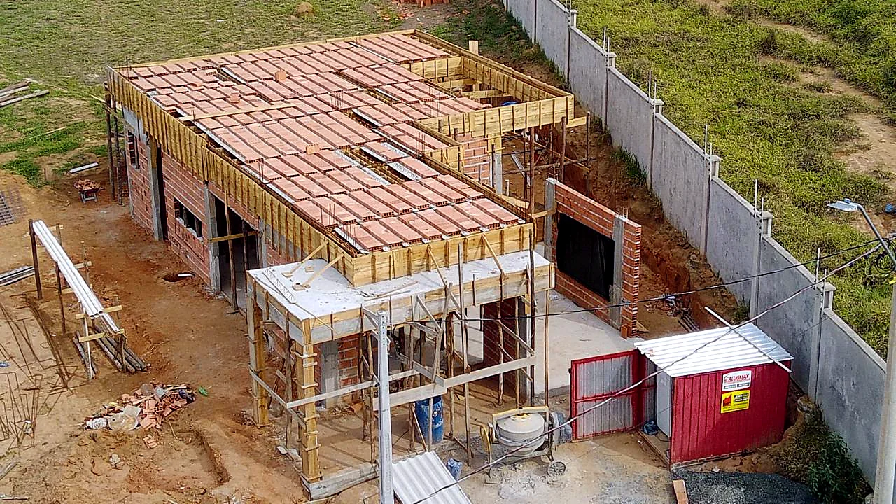 Vista aérea das formas de laje montadas em residência de alto padrão Vista aérea das formas de laje montadas em residência de alto padrão