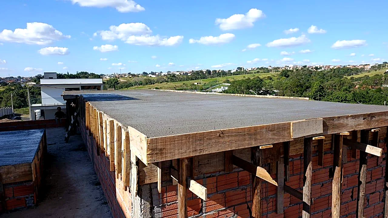 Laje concretada com escoramento inferior mantido durante a cura do con Laje concretada com escoramento inferior mantido durante a cura do concreto
