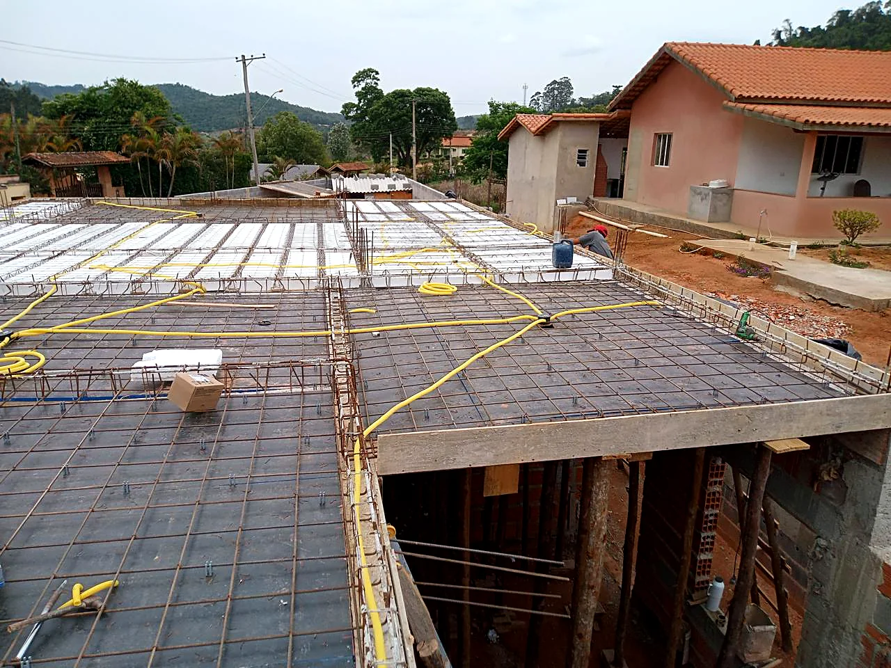 Laje nervurada com instalações elétricas embutidas antes da concretage Laje nervurada com instalações elétricas embutidas antes da concretagem