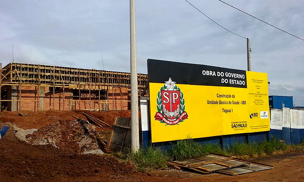 Placa oficial de obra do Governo do Estado de São Paulo na construção Placa oficial de obra do Governo do Estado de São Paulo na construção da UBS de Taipas