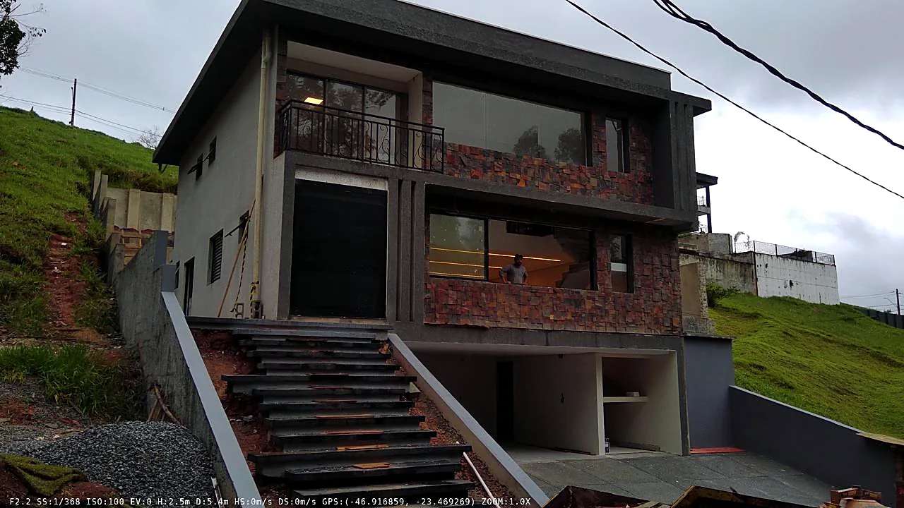Fachada de residência de alto padrão com obra concluída Fachada de residência de alto padrão com obra concluída