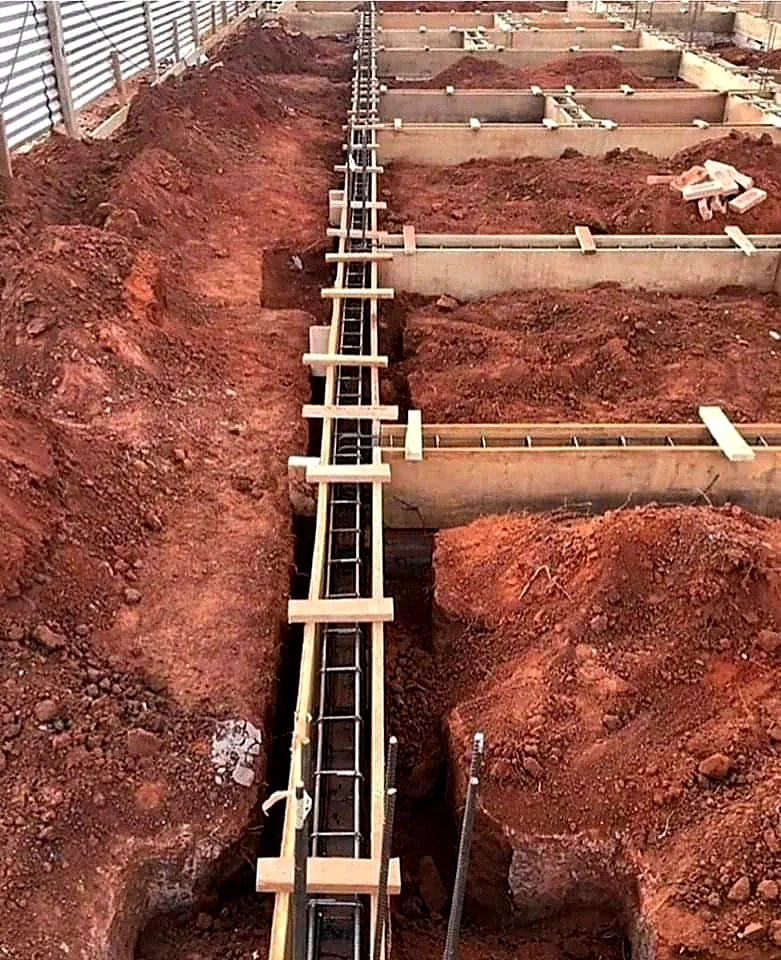 Vigas baldrame alinhadas e escoradas prontas para concretagem Vigas baldrame alinhadas e escoradas prontas para concretagem